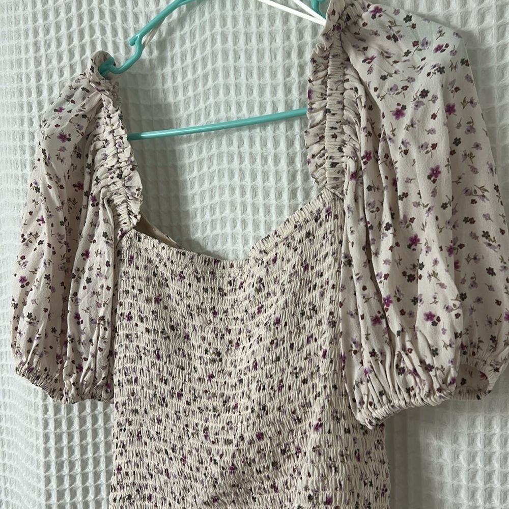 ASTR The Label Floral Ruched Puff Sleeve Top in Cream Lavender Ditsy Medium - Picture 10 of 10